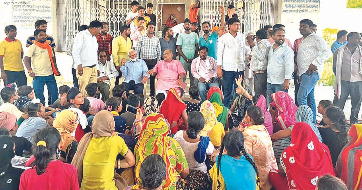 Saraf meets parents and ensures to  take up issue of Hindi med schools